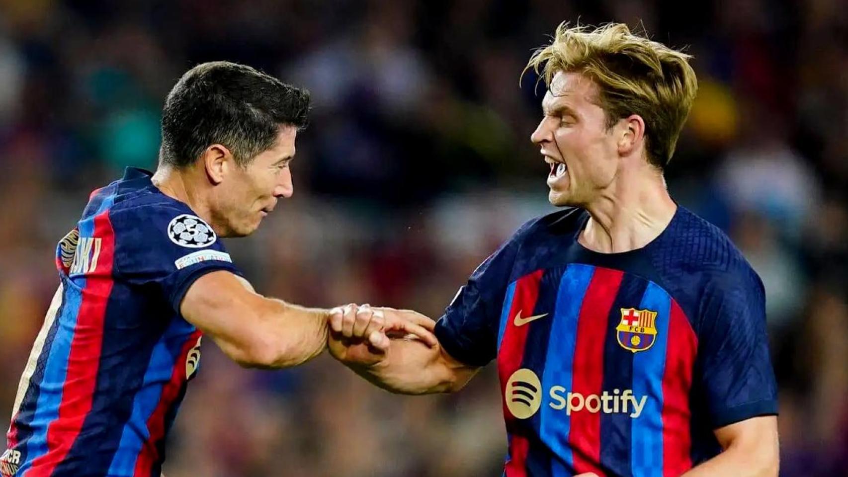 Frenkie de Jong y Robert Lewandowski celebran un gol con el Barça