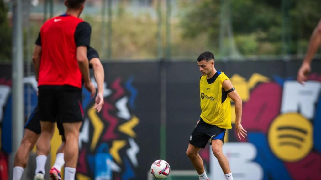 Pedri controla el balón en un entrenamiento del Barça