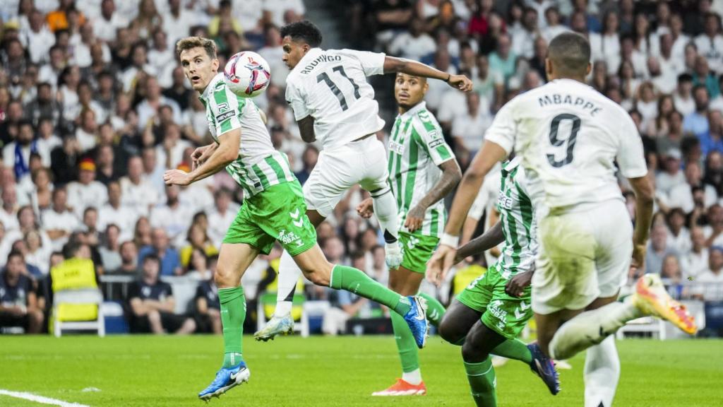 Rodrygo Goes cabecea el balón en un Real Madrid-Betis