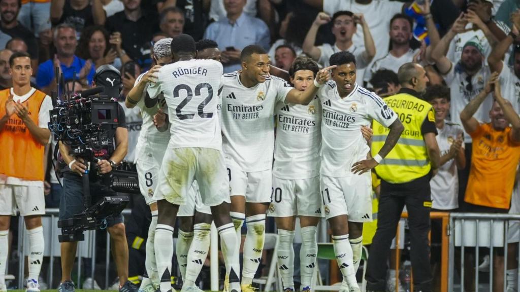 Los jugadores del Real Madrid celebran un gol de Kylian Mbappé