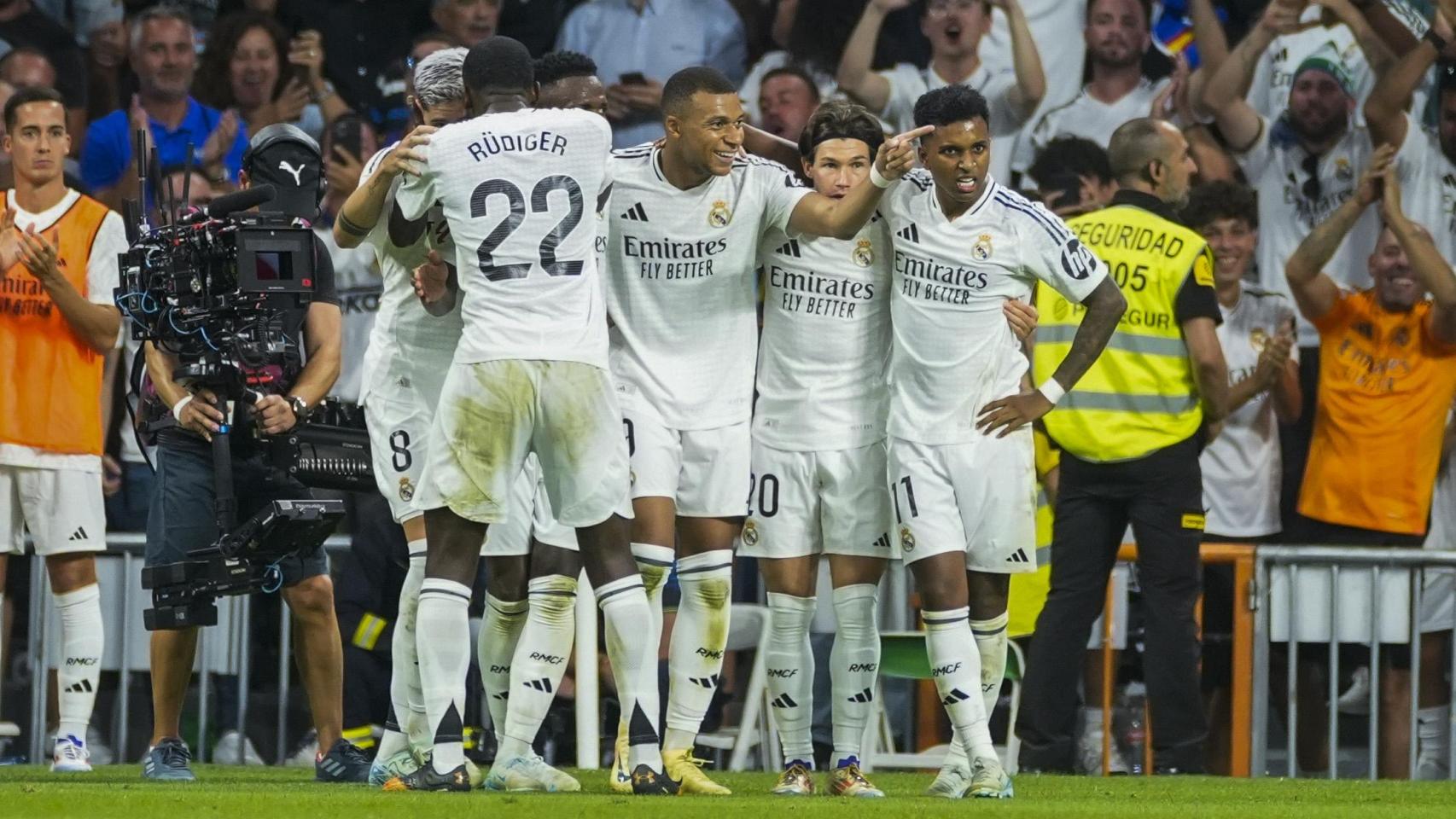 Los jugadores del Real Madrid celebran un gol de Kylian Mbappé