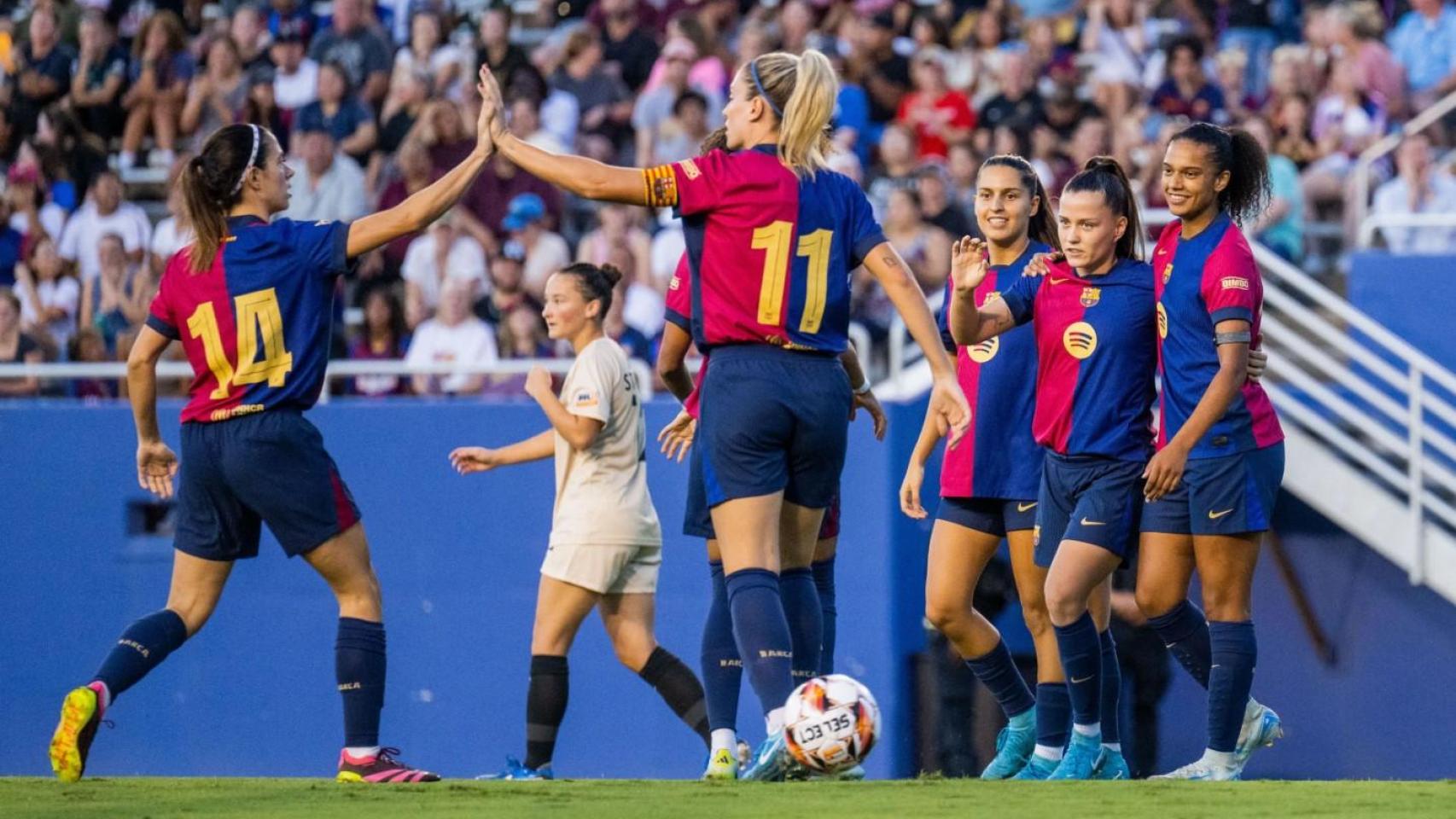 Aitana Bonmatí y Alexia Putellas se felicitan tras un gol del Barça Femenino en un amistoso