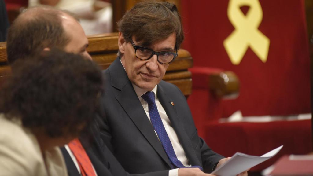 El presidente de la Generalitat, Salvador Illa, sentado en su escaño en el Parlament