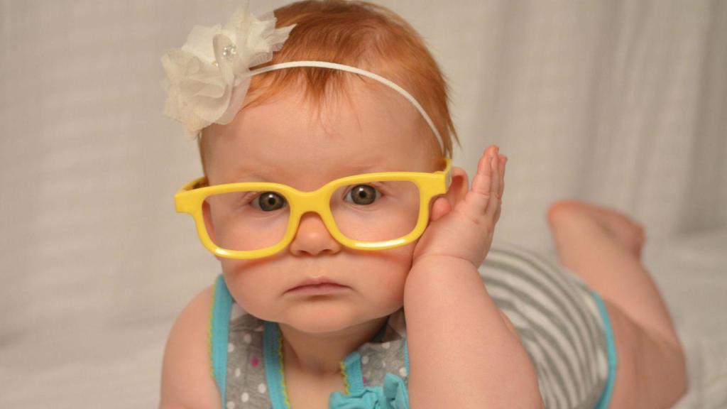 Una niña con gafas