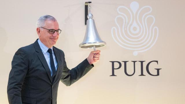 El presidente y consejero delegado de Puig, Marc Puig, durante el toque de campana de la empresa Puig en su salida a Bolsa, en la Bolsa de Barcelona, a 3 de mayo de 2024