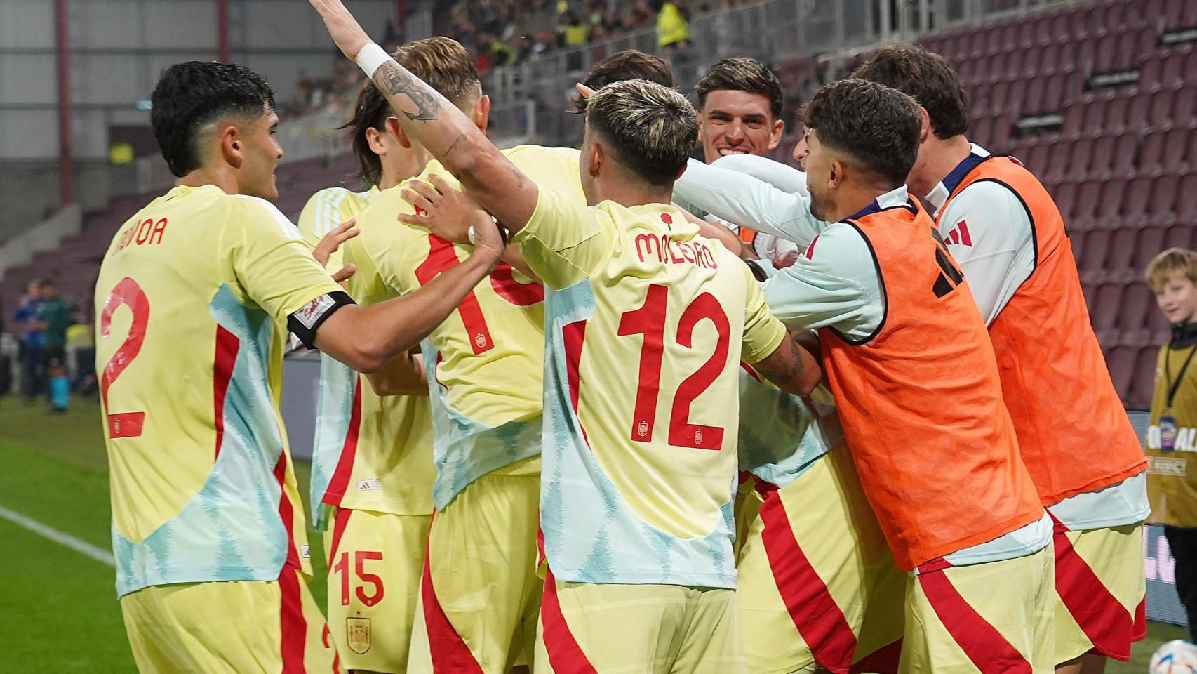 La selección española sub-21 celebra el triunfo contra Escocia