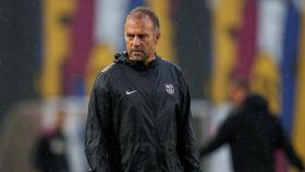 Hansi Flick, en una sesión de entrenamiento del Barça bajo la lluvia