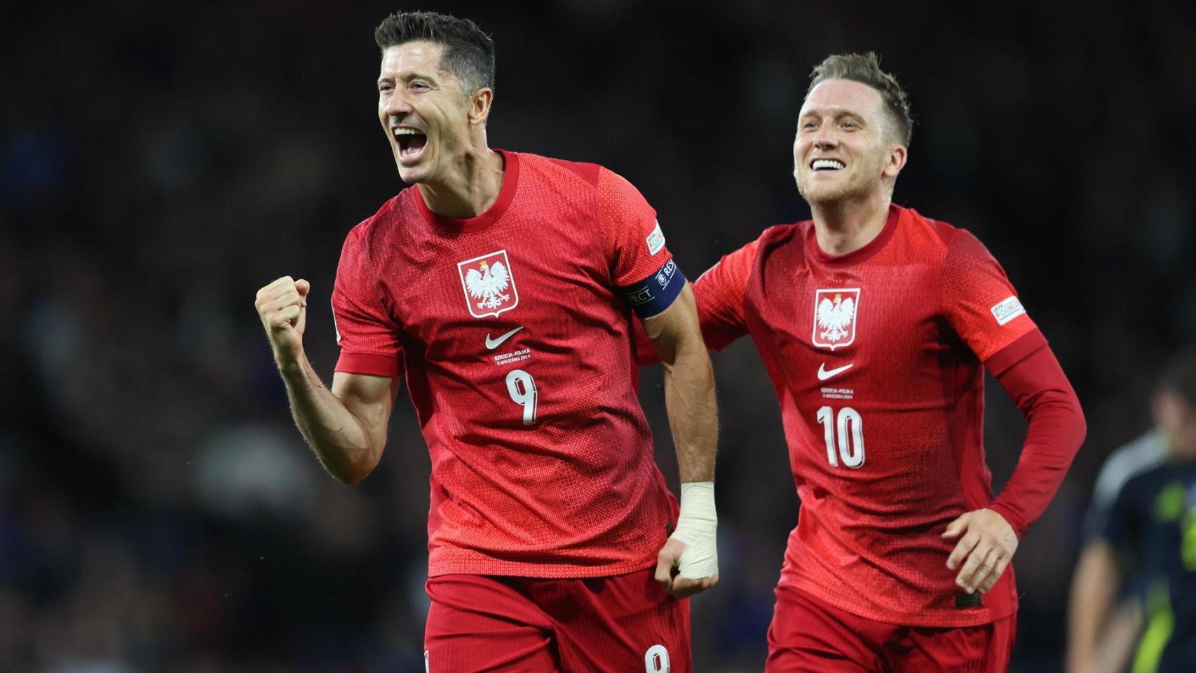 Lewandowski celebra su gol con Polonia ante Escocia