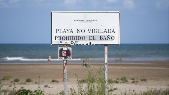 Cartel de advertencia en la playa de Massalfassar, Valencia, a 26 de agosto de 2024