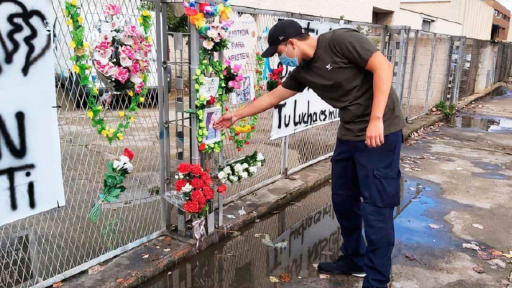 El hermano de Kristen junto al lugar donde su hermana fue asesinada en Cornellà, junto a la discoteca 'Capitol'