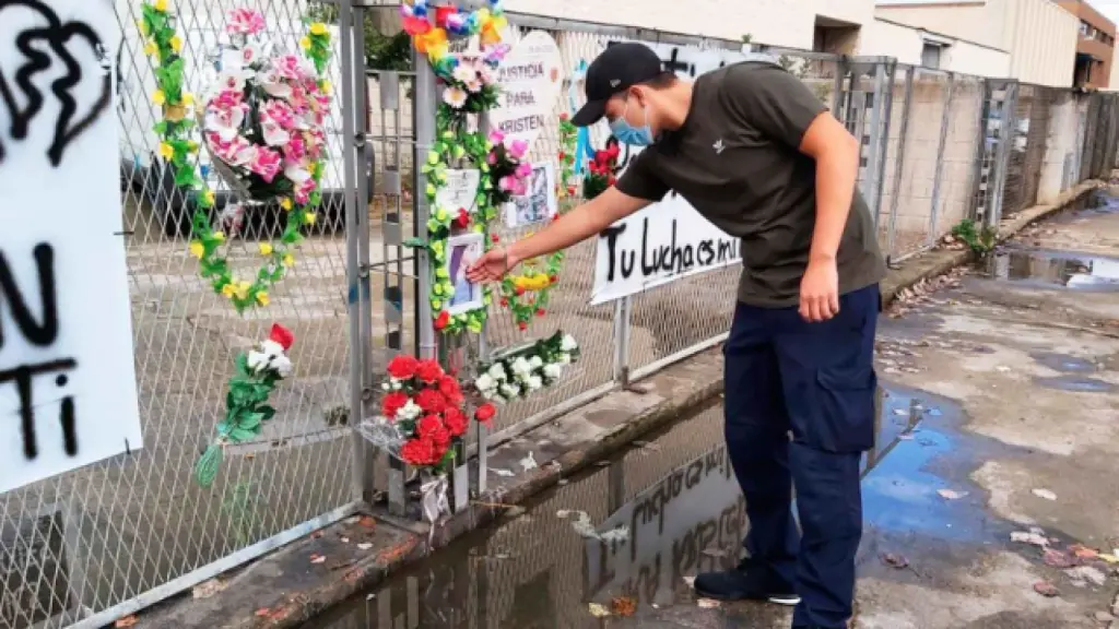 El hermano de Kristen junto al lugar donde su hermana fue asesinada en Cornellà, junto a la discoteca 'Capitol'