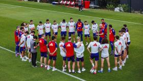 Luis de la Fuente se dirige a los futbolistas de la selección española