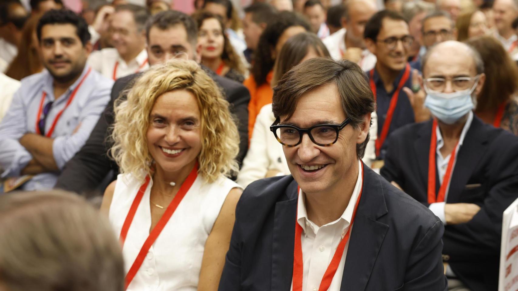 El presidente de la Generalitat, Salvador Illa (derecha), y la viceprimera secretaria del PSC, Meritxell Batet (izquierda), en el Comité Federal del PSOE, Madrid