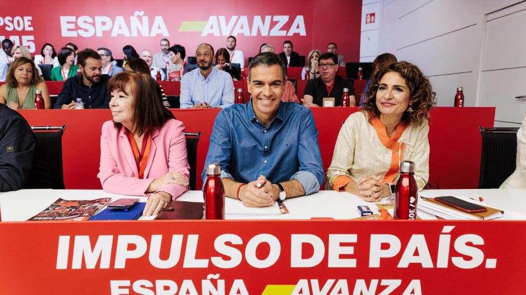 La presidenta del PSOE, Cristina Narbona, el presidente del Gobierno y Secretario General del PSOE, Pedro Sánchez y la vicesecretaria general del PSOE, vicepresidenta primera del Gobierno y ministra de Hacienda, María Jesús Montero