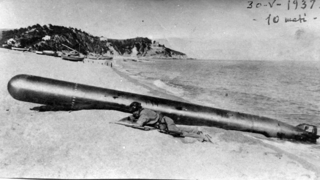 Imagen de uno de los torpedos disparados contra el Ciudad de Barcelona en la playa de Lloret de Mar, 1937 /  Servei d’Arxiu Municipal de Lloret de Mar