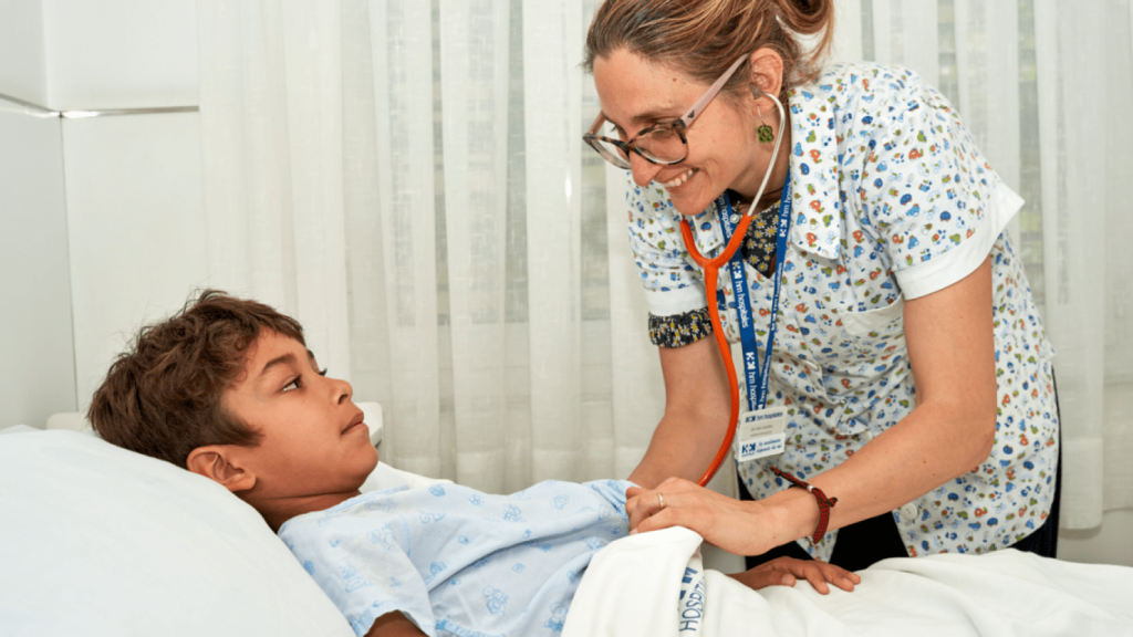 Una enfermera atiende a un niño