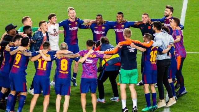 Los futbolistas del Barça celebran un título en el Camp Nou