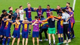 Los futbolistas del Barça celebran un título en el Camp Nou