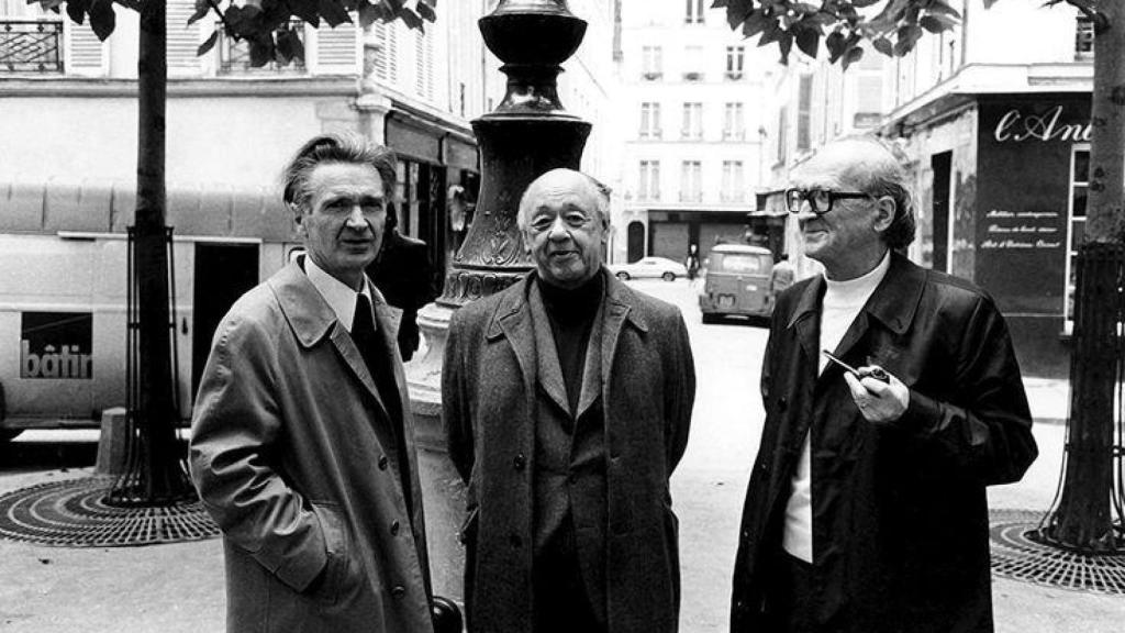 Emil Cioran, Eugène Ionesco y Mircea Eliade en la plaza Furstenberg de París (1977)