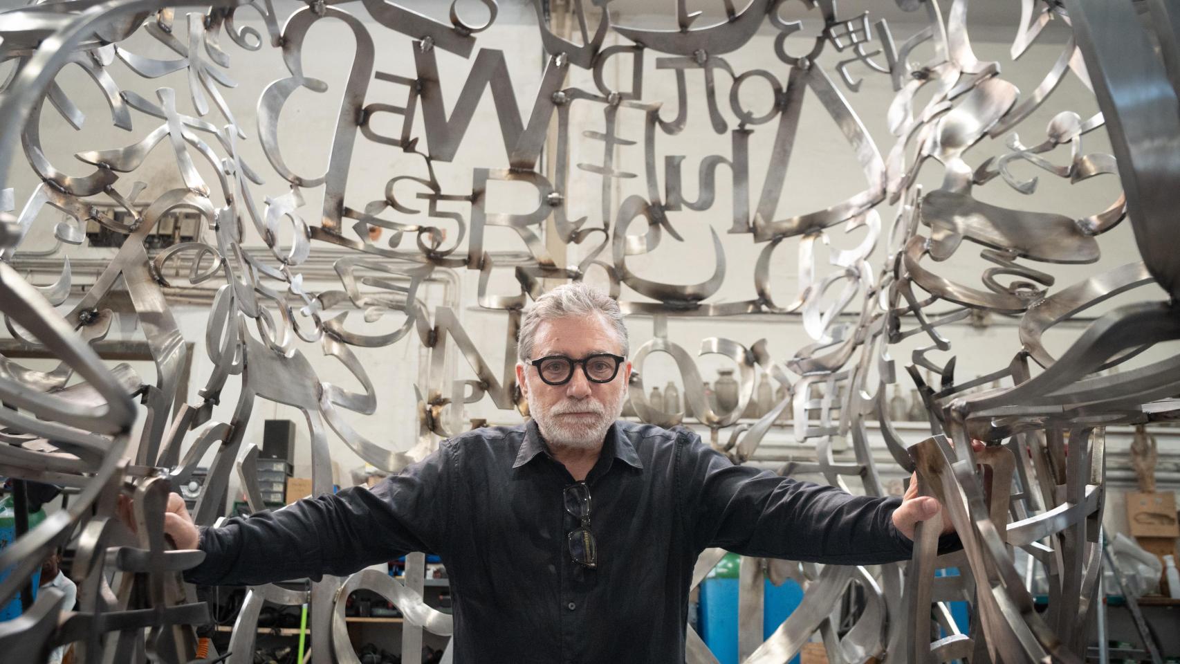 El escultor Jaume Plensa, en su taller de Sant Feliu de Llobregat antes de recibir este lunes la visita de la princesa Leonor y de la infanta Sofía