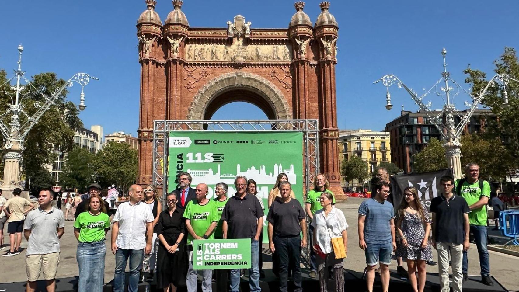 Imagen grupal de los representantes de las entidades independentistas en el Arc del Triomf