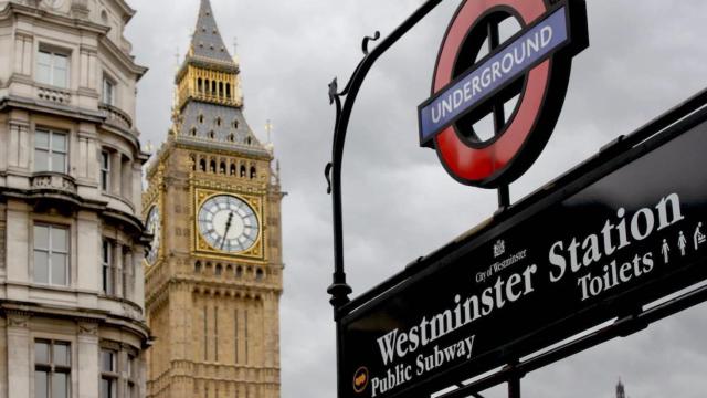 Estación de metro londinense con el Big Ben al fondo