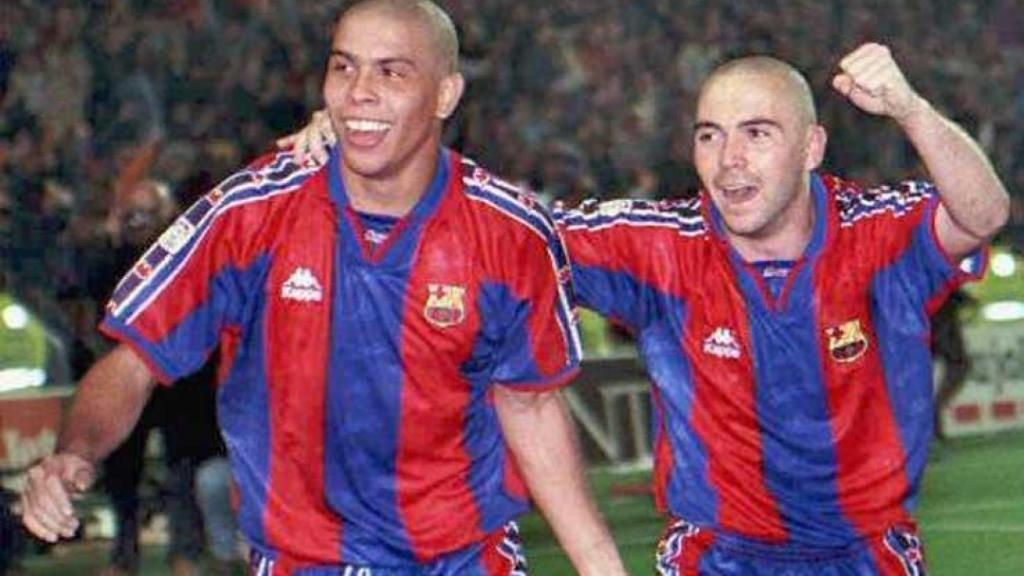 Ronaldo y De la Paña celebran un gol con el Barça