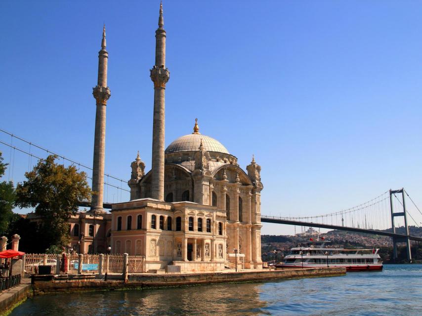 La Mezquita de Ortakoy, construida en piedra blanca, es una de las joyas de Estambul