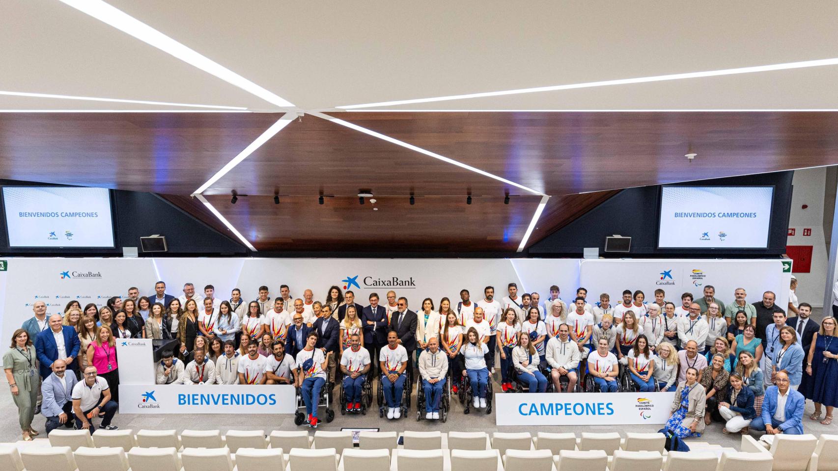 El presidente de CaixaBank, José Ignacio Goirigolzarri, y el presidente del CPE, Miguel Carballeda, en el acto de reconocimiento a los atletas que han competido en los recién clausurados Juegos Paralímpicos de París