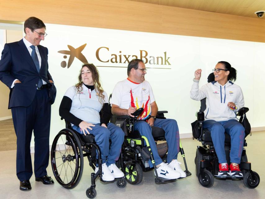 El presidente de CaixaBank, José Ignacio Goirigolzarri, bromea con un grupo de deportistas