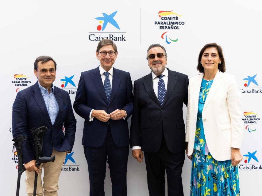 De izquierda a derecha, Alberto Jofre, director gerente del Comité Paralímpico Español; José Ignacio Goirigolzarri, presidente de CaixaBank; Miguel Carballeda, presidente del Comité Paralímpico Español; y Mª Luisa Martínez, directora de Comunicación y Relaciones  Institucionales de CaixaBank