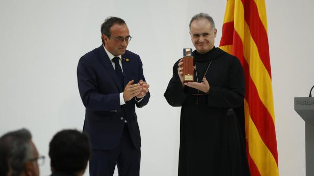 El abad de Montserrat, Manel Gasch, recogiendo de manos de Josep Rull la Medalla de Honor otorgada por el Parlament al monasterio