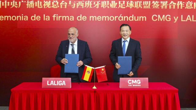 El presidente de la Liga, Javier Tebas, y el presidente del Grupo de Medios de China (CMG), Shen Haixiong