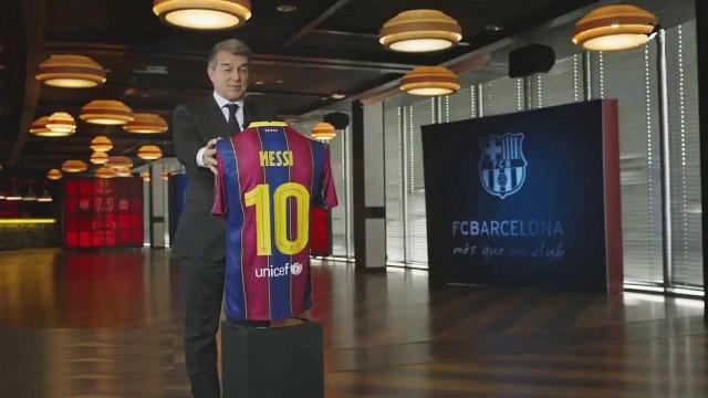 Joan Laporta, poco antes de abrazar un maniquí con la camiseta de Leo Messi