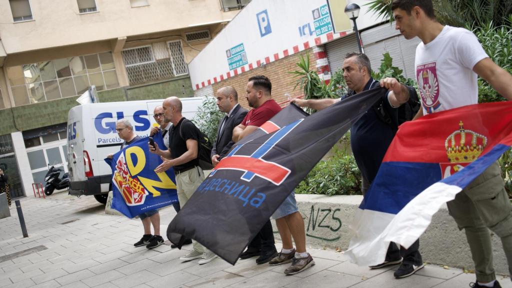 Los ultras, seguidores de Democracia Nacional y 'Serbian Right' en el acto de la Diada en Barcelona