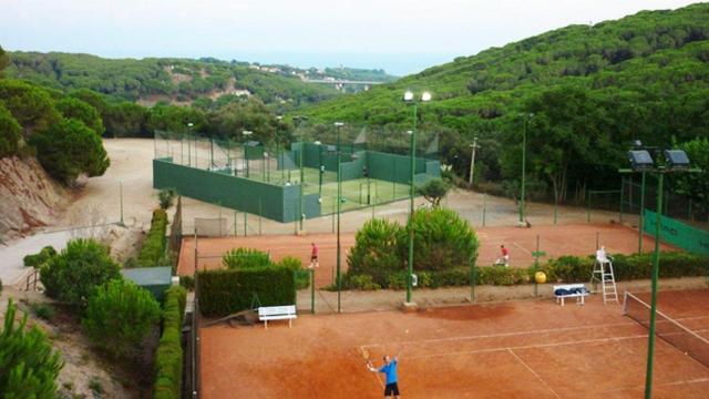 Panorama del club de tenis pijo Turó Blanc, en Sant Vicenç de Montalt