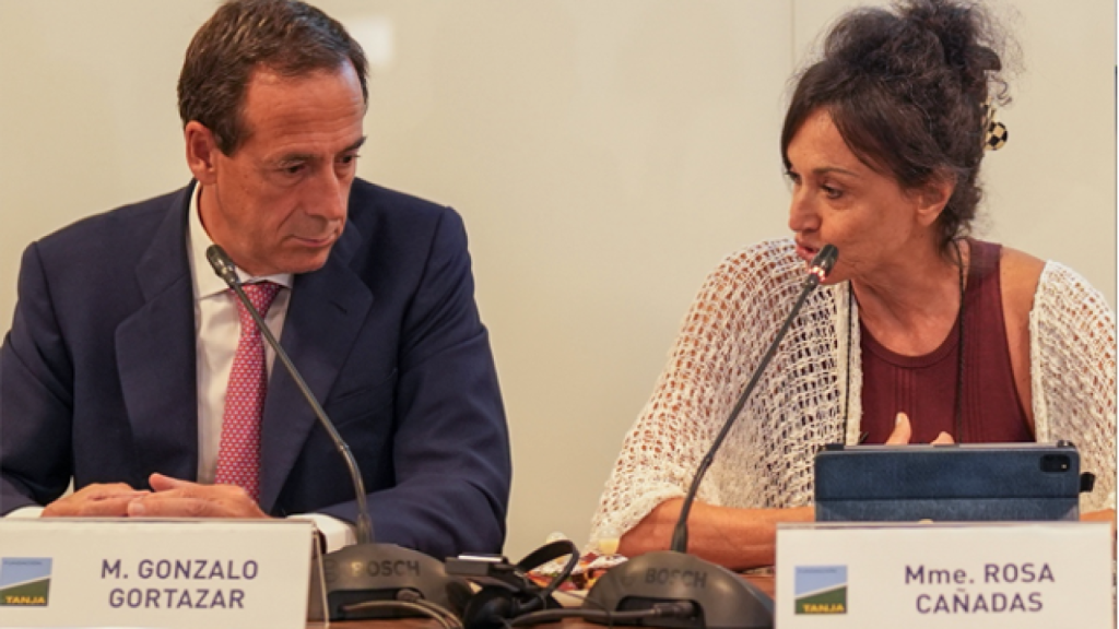 El consejero delegado de Caixabank, Gonzalo Gortázar, junto a la presidenta de la Fundación Tanja, Rosa Cañadas, en Casablanca (Marruecos)