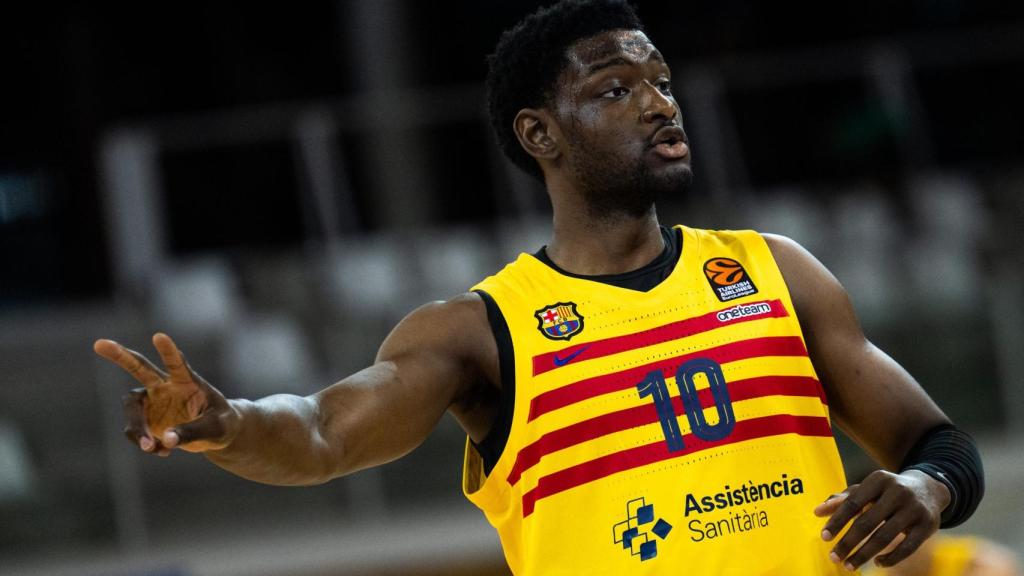 Chimezie Metu hace un gesto a un compañero del Barça de basket