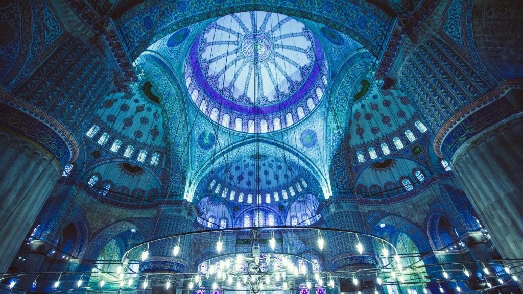 Interior de la Mezquita Azul, el templo religioso más importante de Estambul