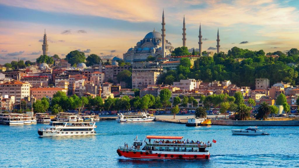 Un barco navega por el Bósforo, con la Mezquita de Suleymaniy al fondo