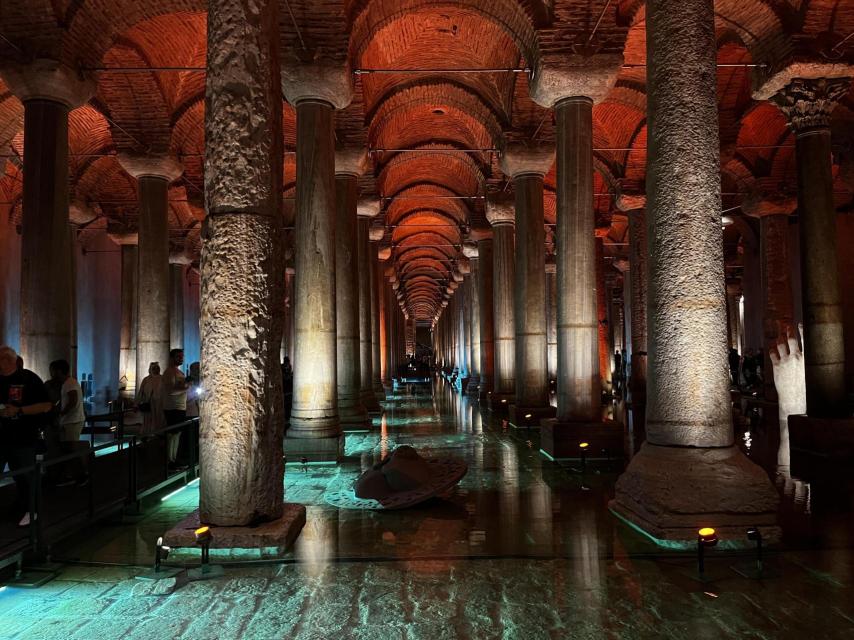 La Cisterna de Basílica es la más grande de las 60 antiguas cisternas construidas bajo la ciudad de Estambul