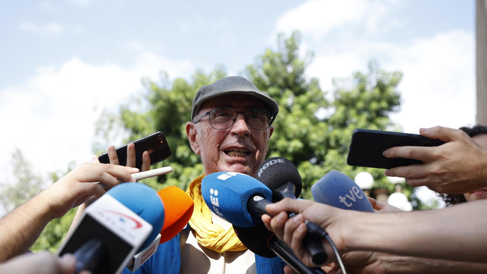 El presidente de la Assemblea Nacional Catalana (ANC), Lluís Llach, atiende a los medios durante la manifestación por la Diada