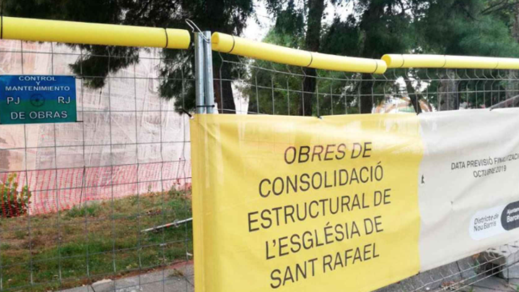 Valla de las obras supuestamente vigiladas por clanes que habría contratado el equipo de Colau en 2019