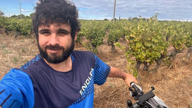 El actor Germán Teca, en su viaje de Cádiz a Atenas en bicicleta