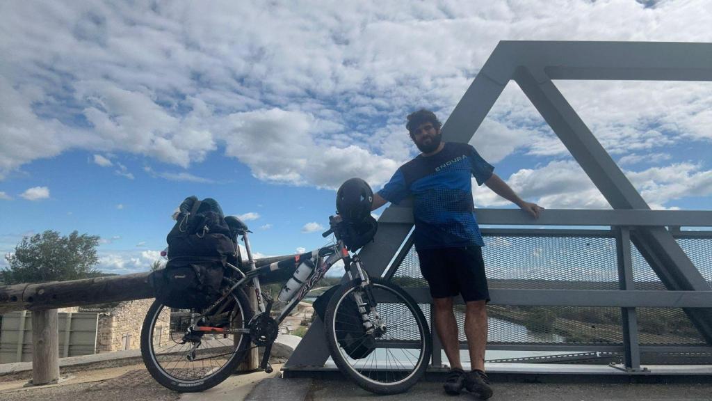 El actor Germán Teca y la bicicleta con la que viaja de Cádiz a Atenas