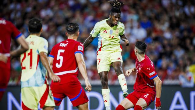 Nico Williams cabecea el balón en el partido de España contra Serbia