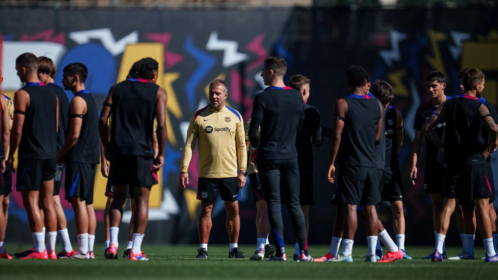 Hansi Flick lidera el entrenamiento del Barça antes del partido contra el Girona