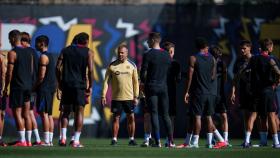 Hansi Flick lidera el entrenamiento del Barça antes del partido contra el Girona