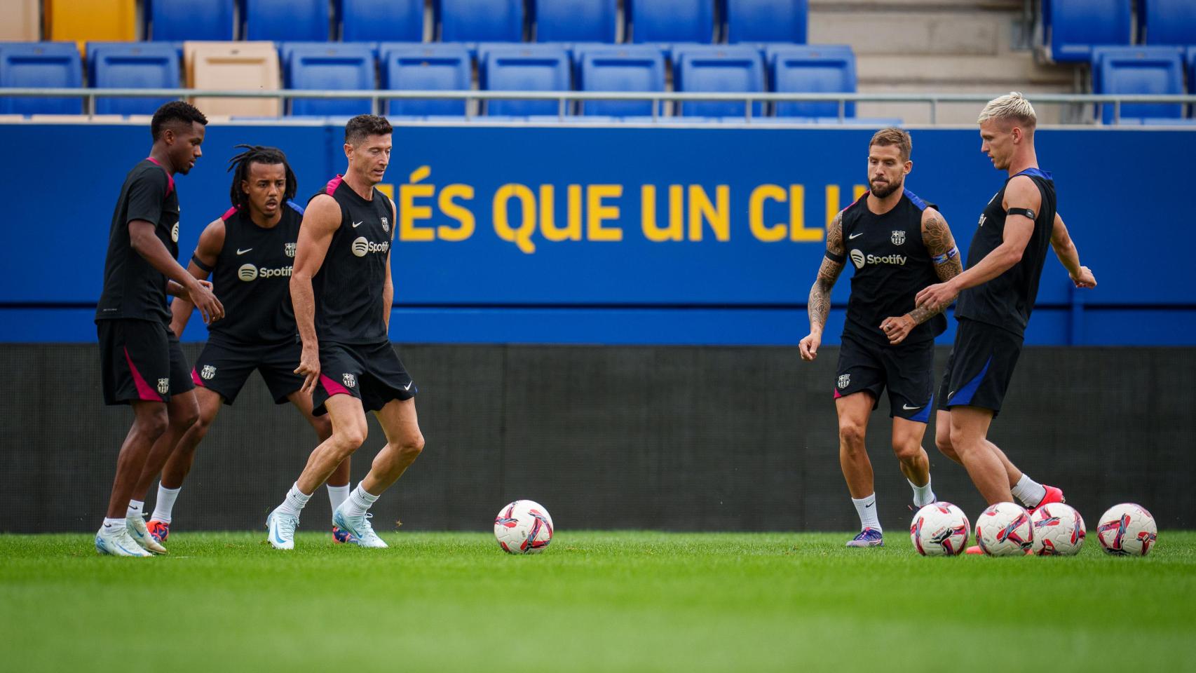 Ansu Fati, Lewandowski y Dani Olmo, en un entrenamiento del Barça