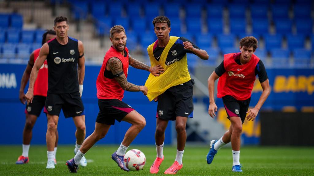 Iñigo agarra a Lamine Yamal en un entrenamiento del Barça en la Ciutat Esportiva Joan Gamper